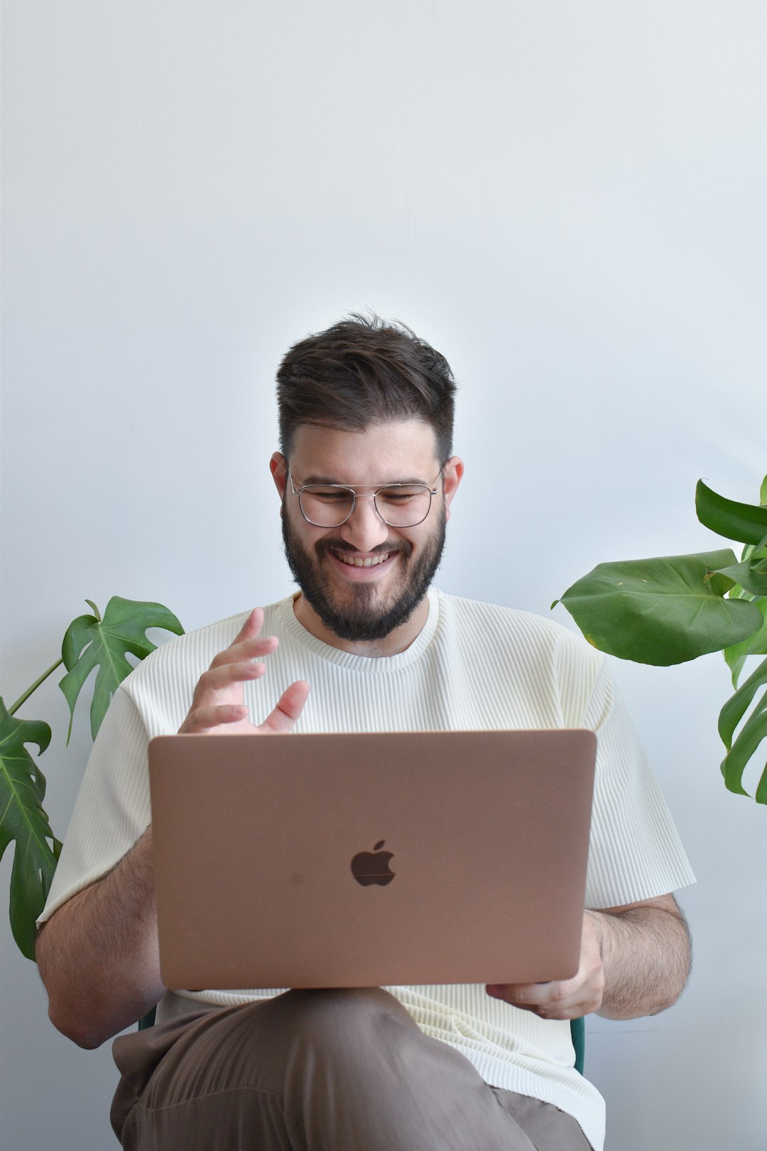 Investisseur consultant ses projets de crowdfunding