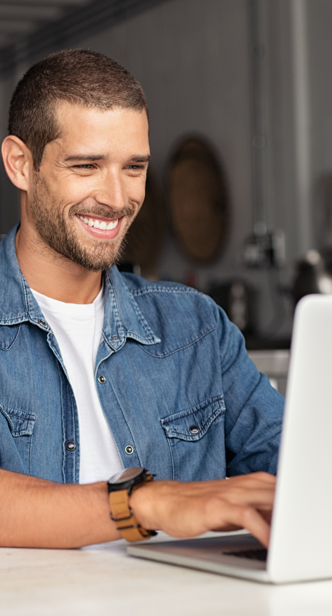 Investisseur consultant ses transactions boursières
