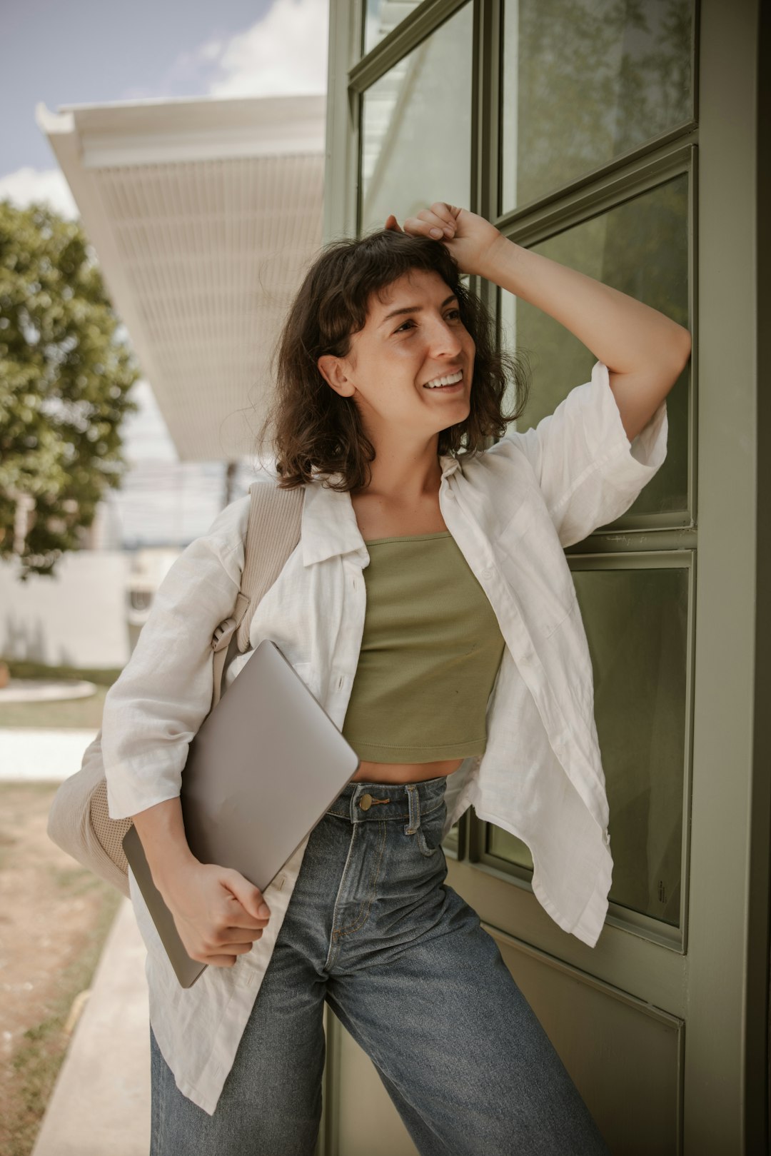 Trader consultant ses positions sur plusieurs écrans