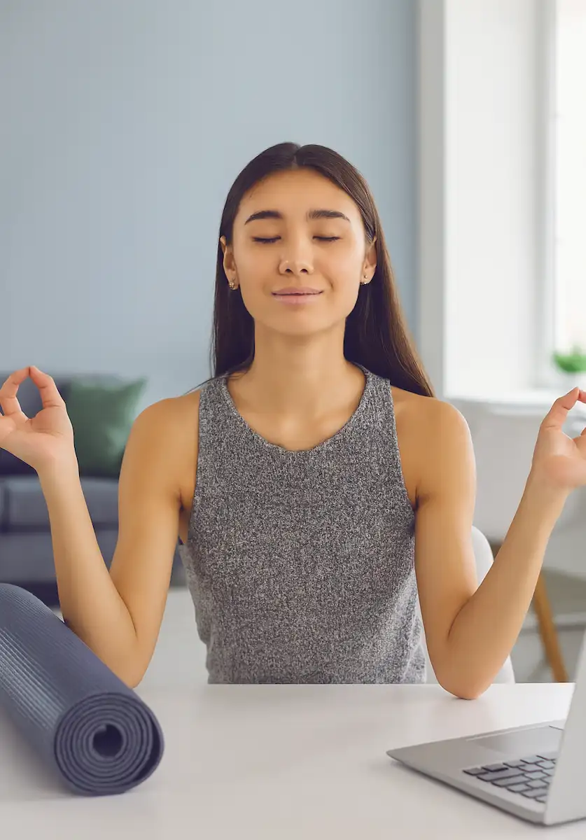 femme-zen-pour-faire-sa-declaration-impots Femme fait du yoga zen pour sa déclaration grâce à DeclarAid